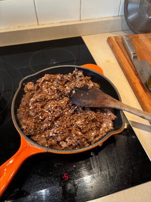 ใส่น้ำมันมะกอกและเนยลงในกระทะ ตั้งไฟปานกลาง ใส่เห็ดลงไปแล้วปิดฝา รอให้เห็ดคายน้ำออกมาจนหมด