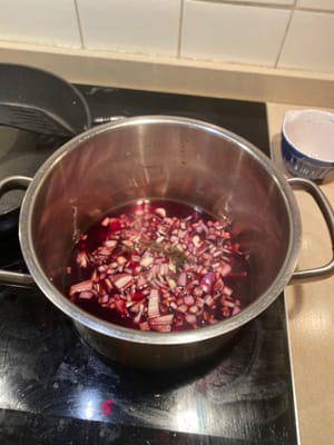 ใส่ไวน์ หอมแดง กระเทียม โหระพา และพริกไทยดำลงในหม้อขนาดเล็ก แล้วเคี่ยวจนส่วนผสมลดลงเหลือครึ่งหนึ่ง