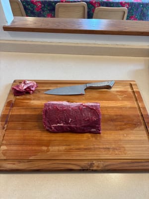 เล็มไขมันส่วนเกินออก แล้วปรุงรสเนื้อวัวด้วยเกลือและพริกไทยให้เข้มข้น