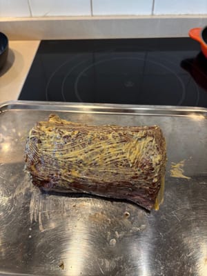 เมื่อเนื้อวัวมีสีสวยแล้ว ให้ทาด้วยมัสตาร์ดดิฌง จากนั้นปล่อยให้เย็นลง แล้วนำไปแช่ตู้เย็น