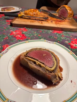 เสิร์ฟเวลลิงตันพร้อมซอส และที่สำคัญที่สุดคือ ขอให้คุณเพลิดเพลินกับผลงานที่คุณทำด้วยความตั้งใจ