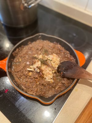 เปิดฝาหม้อแล้วปรุงต่อจนส่วนผสมแห้งเกือบหมด จากนั้นใส่เครื่องเทศและไวน์มาเดราลงไป ปรุงรสด้วยเกลือและพริกไทย