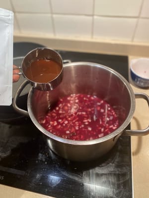 เติมน้ำสต็อกลงไป แล้วเคี่ยวต่อจนซอสข้นและเงางาม พร้อมเสิร์ฟ