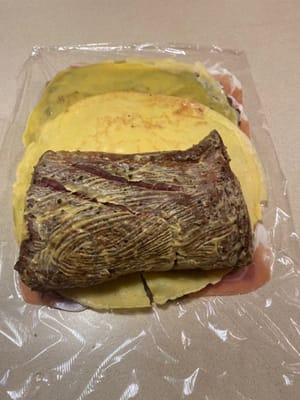 นำเนื้อวัวแช่เย็นวางลงบนเครป