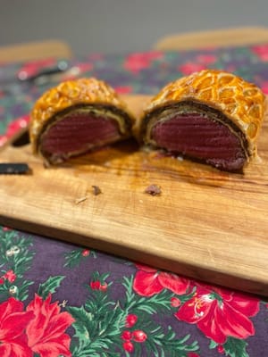 ใช้มีดหั่นขนมปังหั่นเวลลิงตันออกเป็นสองส่วน