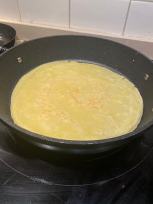 เมื่อขอบเริ่มกรอบแล้ว ให้พลิกด้านและทอดต่ออีกหนึ่งนาที ทำซ้ำจนได้เครป 2 แผ่น