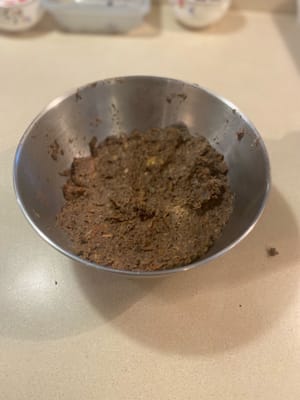 เทส่วนผสมลงในชามแล้วนำไปแช่เย็นในตู้เย็น