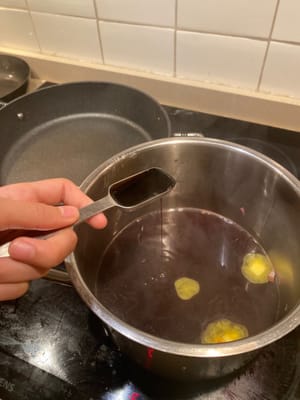 กรองซอสแล้วใส่เนยและน้ำส้มบัลซามิก คนให้เข้ากัน