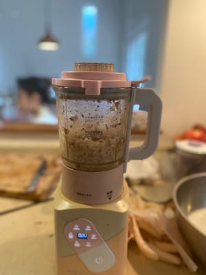 ระหว่างที่กำลังผัดเห็ด ให้นำเกาลัดและเครื่องเทศต่างๆ มาปั่นในเครื่องปั่น