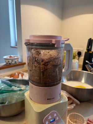 บดเห็ดทีละน้อย (ถ้าไม่มีเครื่องปั่น สามารถสับด้วยมือได้)