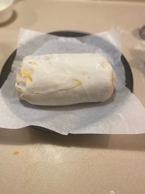 นำเนื้อวัวที่ห่อและแช่เย็นแล้วใส่ลงไป ม้วนให้เป็นทรงกระบอก แล้วตัดส่วนเกินของแป้งออก จากนั้นนำไปแช่เย็นอีกครั้งเพื่อให้แป้งเซ็ตตัว