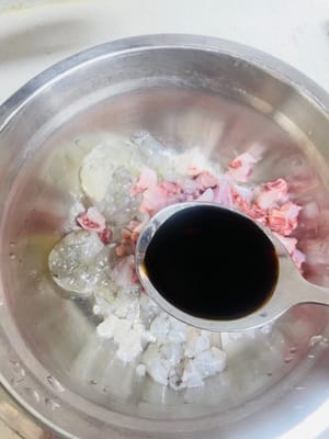 간장, 굴소스, 요리용 술, 후추, 채 썬 생강을 넣고 약 15분간 재워둡니다.