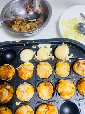 모양 만들기: 바닥 부분이 굳으면 꼬치를 이용해 반죽을 살살 뒤집어 모든 재료에 반죽이 골고루 묻도록 합니다(영상 참조). 반죽이 충분히 통통하지 않으면 둥글고 속이 꽉 찰 때까지 반죽을 조금 더 추가합니다.

초보자를 위한 팁: 이 과정은 약 10분 정도 소요되지만, 성공률이 매우 높으니 실패를 걱정하지 마세요!