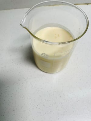 반죽 준비: 볼에 달걀 2개를 깨뜨려 넣고 잘 풀어줍니다. 물을 넣고 잘 섞은 후, 타코야끼 가루를 넣고 매끄러워질 때까지 저어줍니다. 덩어리가 있으면 20분 정도 그대로 두었다가 다시 저어줍니다.

대체 방법: 타코야끼 가루를 구할 수 없는 경우, 다목적 밀가루 200g + 물 200g + 달걀 2개에 소금과 MSG를 약간 넣어 간을 한 후 사용해도 됩니다.

마지막으로, 반죽을 주둥이가 있는 용기에 담아 베이킹 팬에 옮겨 담기 쉽게 합니다.