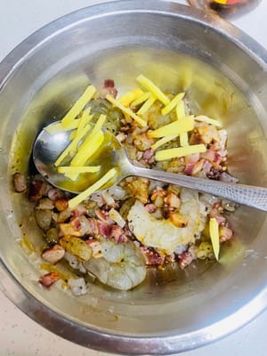 간장, 굴소스, 요리용 술, 후추, 채 썬 생강을 넣고 약 15분간 재워둡니다.