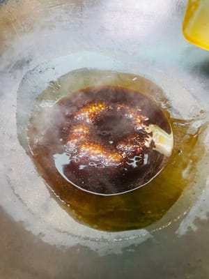 데리야끼 소스 준비: 볼에 간장, 굴소스, 설탕을 넣고 잘 섞은 후 냄비에 붓습니다. 끓기 시작하면 물을 약간 넣고 미리 물에 불려둔 전분물을 넣습니다. 소스가 걸쭉해지면 불을 끄고 그대로 둡니다.

(시판 데리야끼 소스를 사용하는 경우 이 단계는 건너뛰세요.)