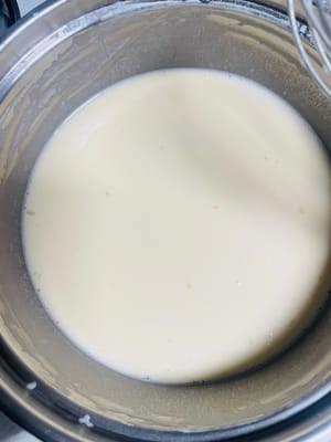 반죽 준비: 볼에 달걀 2개를 깨뜨려 넣고 잘 풀어줍니다. 물을 넣고 잘 섞은 후, 타코야끼 가루를 넣고 매끄러워질 때까지 저어줍니다. 덩어리가 있으면 20분 정도 그대로 두었다가 다시 저어줍니다.

대체 방법: 타코야끼 가루를 구할 수 없는 경우, 다목적 밀가루 200g + 물 200g + 달걀 2개에 소금과 MSG를 약간 넣어 간을 한 후 사용해도 됩니다.

마지막으로, 반죽을 주둥이가 있는 용기에 담아 베이킹 팬에 옮겨 담기 쉽게 합니다.