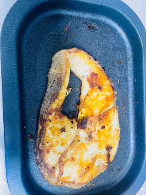 제가 쓰는 베이킹 팬은 온도가 잘 안 올라가서 절대 타지 않아요. 아이들과 함께 요리할 때 정말 딱이죠 (이전 사진들은 안 열리네요 😂). 다른 팬을 쓰신다면 타는 걸 방지하기 위해 더 자주 뒤집어 주셔야 할 거예요. 타코야끼를 만들고 나서 생선 필레랑 스테이크도 이 팬에 구워 봤어요. 크기도 작아서 공간도 많이 차지하지 않아서 정말 좋아요! 요리를 좋아하는 사람이라면 냄비, 솔, 체 같은 조리 도구는 몇 개쯤은 있지 않나요? 이런 것들 중 하나라도 없으면 요리 실력이 부족한 것 같아요 😆