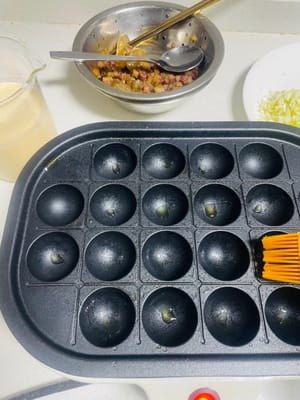 예열 및 기름칠: 타코야끼 팬을 예열하고 각 구멍에 기름을 얇게 발라줍니다.