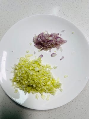 채소 준비: 양배추와 양파를 각각 잘게 다져서 따로 둡니다.