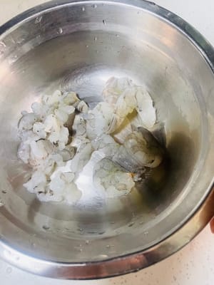 재료 준비 및 손질: 새우를 잘게 썰어 잘게 썬 오징어 다리와 함께 그릇에 담습니다.