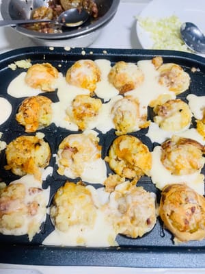 모양 만들기: 바닥 부분이 굳으면 꼬치를 이용해 반죽을 살살 뒤집어 모든 재료에 반죽이 골고루 묻도록 합니다(영상 참조). 반죽이 충분히 통통하지 않으면 둥글고 속이 꽉 찰 때까지 반죽을 조금 더 추가합니다.

초보자를 위한 팁: 이 과정은 약 10분 정도 소요되지만, 성공률이 매우 높으니 실패를 걱정하지 마세요!