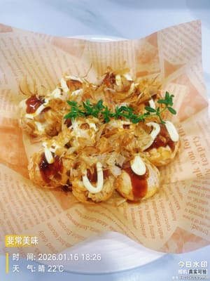 완성: 타코야끼가 노릇노릇하고 바삭해질 때까지 오븐에 구워주세요. 데리야끼 소스와 마요네즈를 뿌려줍니다. 매콤한 맛을 좋아하시면 와사비를 조금 넣어주세요. 마지막으로 가쓰오부시를 뿌리면 완성! 남은 타코야끼는 냉장 보관했다가 전자레인지에 데워 드시면 됩니다.