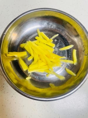 재료 준비 및 채썰기: 생강을 얇게 채 썰어 따로 둡니다.