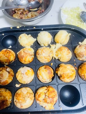 모양 만들기: 바닥 부분이 굳으면 꼬치를 이용해 반죽을 살살 뒤집어 모든 재료에 반죽이 골고루 묻도록 합니다(영상 참조). 반죽이 충분히 통통하지 않으면 둥글고 속이 꽉 찰 때까지 반죽을 조금 더 추가합니다.

초보자를 위한 팁: 이 과정은 약 10분 정도 소요되지만, 성공률이 매우 높으니 실패를 걱정하지 마세요!