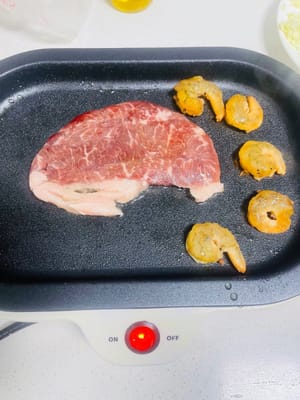 제가 쓰는 베이킹 팬은 온도가 잘 안 올라가서 절대 타지 않아요. 아이들과 함께 요리할 때 정말 딱이죠 (이전 사진들은 안 열리네요 😂). 다른 팬을 쓰신다면 타는 걸 방지하기 위해 더 자주 뒤집어 주셔야 할 거예요. 타코야끼를 만들고 나서 생선 필레랑 스테이크도 이 팬에 구워 봤어요. 크기도 작아서 공간도 많이 차지하지 않아서 정말 좋아요! 요리를 좋아하는 사람이라면 냄비, 솔, 체 같은 조리 도구는 몇 개쯤은 있지 않나요? 이런 것들 중 하나라도 없으면 요리 실력이 부족한 것 같아요 😆