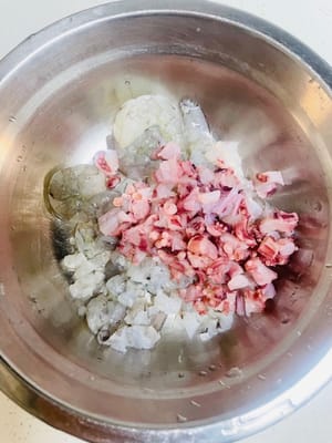 재료 준비 및 손질: 새우를 잘게 썰어 잘게 썬 오징어 다리와 함께 그릇에 담습니다.