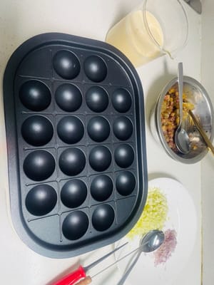 예열 및 기름칠: 타코야끼 팬을 예열하고 각 구멍에 기름을 얇게 발라줍니다.