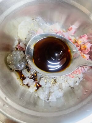 간장, 굴소스, 요리용 술, 후추, 채 썬 생강을 넣고 약 15분간 재워둡니다.