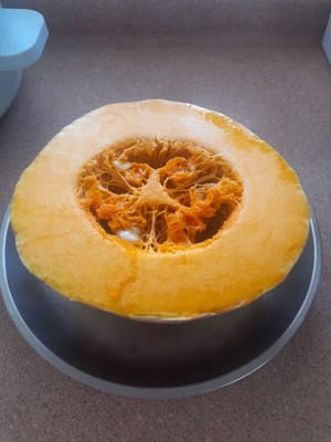 Lavare bene la zucca, scolarla e tagliarla a quadretti, a piacere.