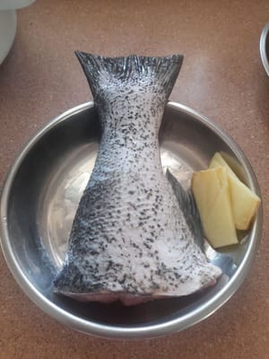 Lavare bene la coda di pesce, scolarla e marinarla con un po' di sale.