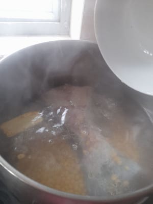 L'acqua bolle, aggiungi la coda di pesce e la soia, copri e fai sobbollire per 1 ora a fuoco basso.