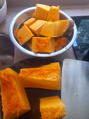 Tagliare la zucca lavata a quadrati