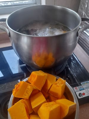 Aggiungete poi la zucca e fatela bollire ancora per 45 minuti, quindi coprite di nuovo e portate a ebollizione a fuoco basso.