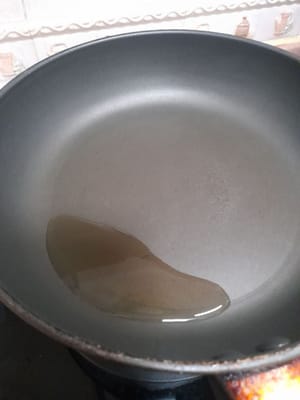烧热锅，加入1汤匙油