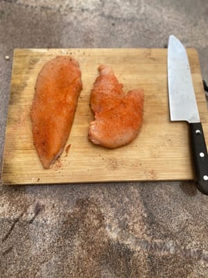 Assaisonnez votre poitrine de poulet avec le mélange d'épices