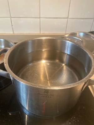 Remplissez la casserole d'eau et attendez qu'elle bout