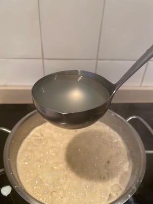 Ajoutez un peu de l'eau de cuisson des pâtes restante à la sauce