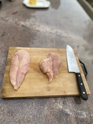 Coupez votre poitrine de poulet en deux