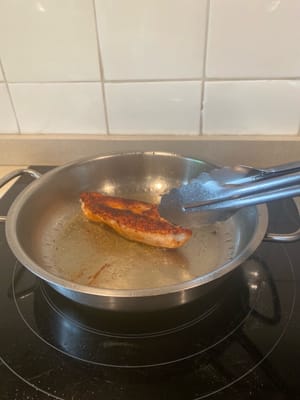 Après 4 minutes, retournez la poitrine de poulet