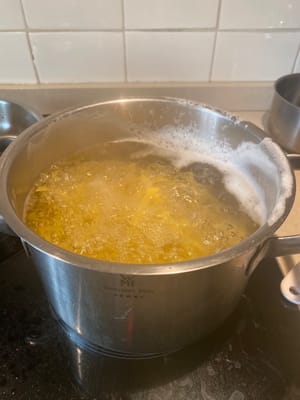 Assaisonnez généreusement l'eau avec du sel et placez les pâtes dedans