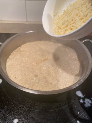 Ajouter progressivement le fromage à la sauce Alfredo