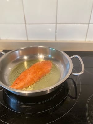 Une fois l'huile à haute température, saisissez votre poulet pendant 4 minutes de chaque côté