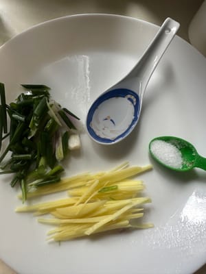 将切好的鱼，把以上的调料放一部分跟鱼一起，用手抓匀腌制。15分钟，姜葱适量。料酒一词根。生粉茶池，盐少许。