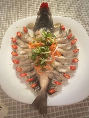 最后淋上热油。淋上半汤匙生抽，再放一个小番茄在嘴里，完成