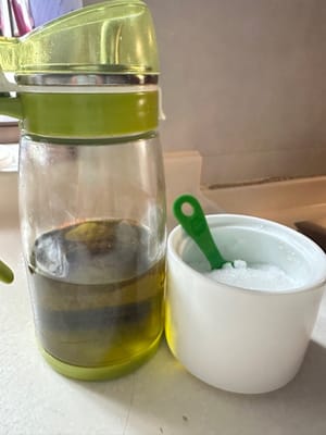 大さじ1杯の油、塩